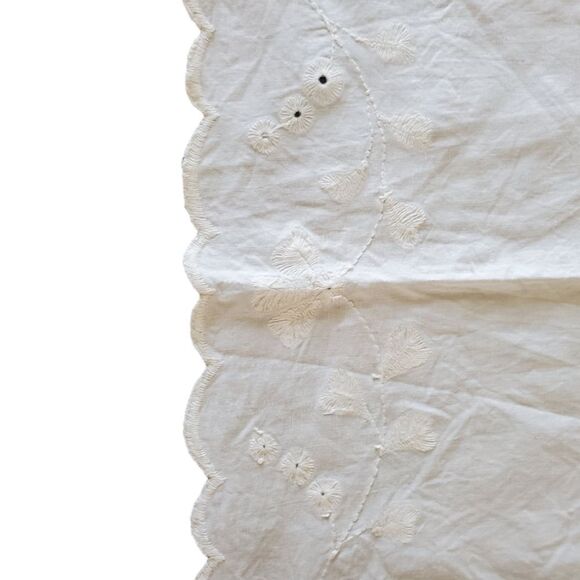 Vintage 1930s Linen Placemat or Doily, White Scalloped Floral Embroidery 23 X 15 - Picture 3 of 8